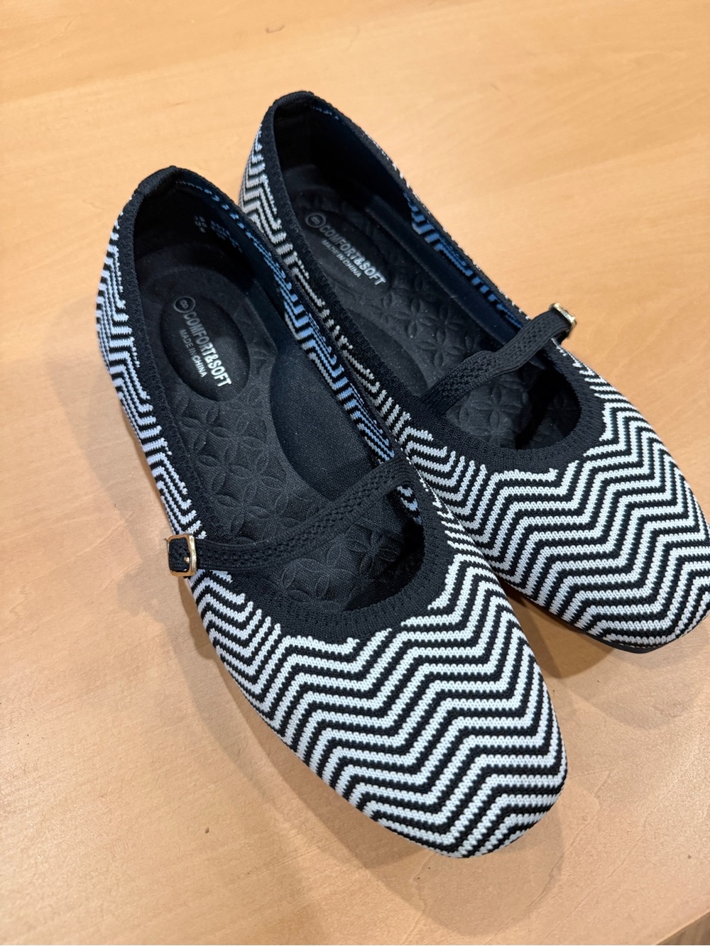Comfort Ballerina Flats with Zigzag Knit (Black/White)